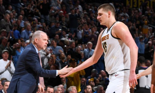 NBA第一球痴！塔图姆穿保护靴+水下训练，连出席婚礼都要训练（NBA头号训练狂！塔图姆穿护靴做水下训练，参加婚礼也不忘加练）