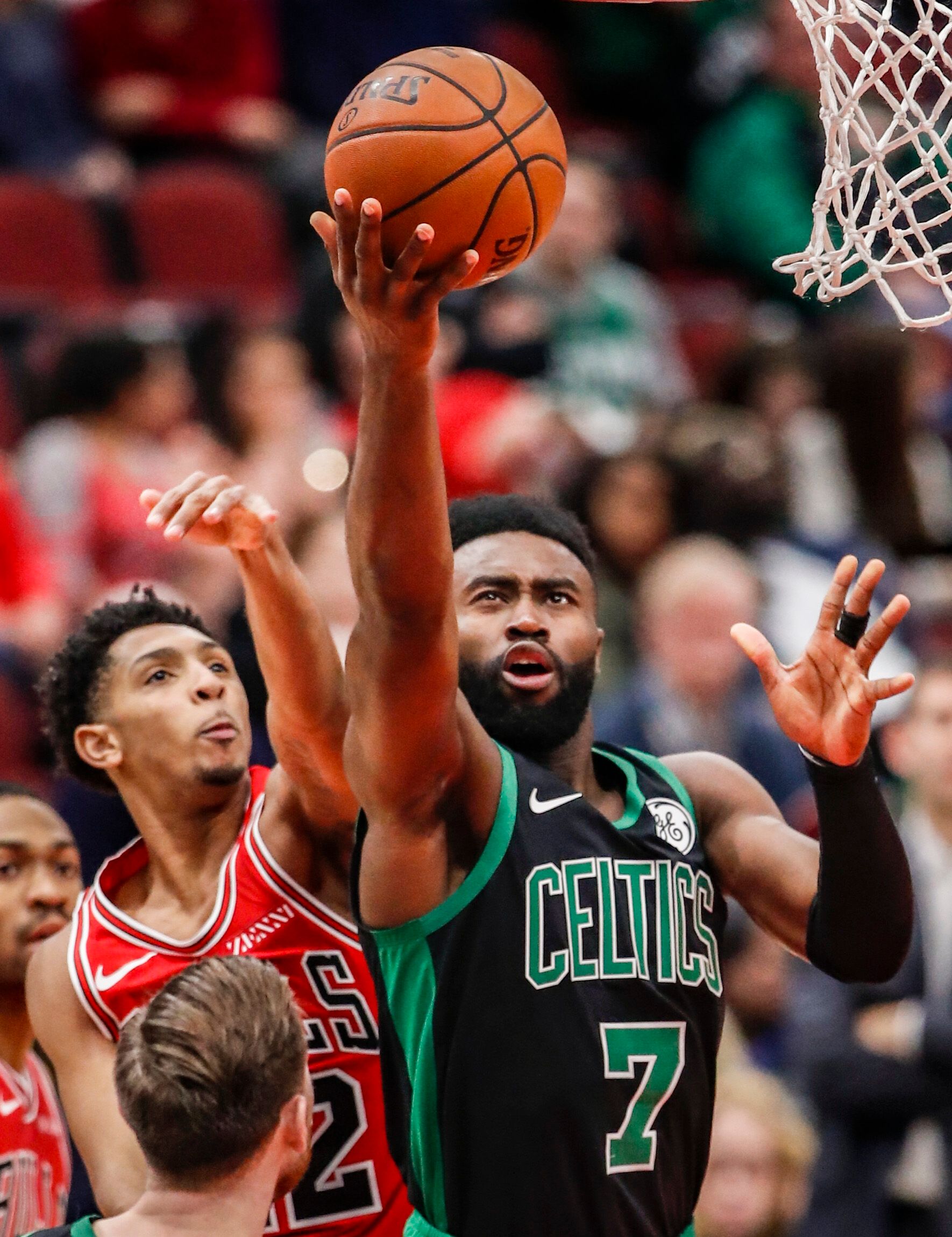 九人皇马主场输球，转播镜头拍到贝林辱骂四官：你XX的白痴（皇马仅剩9人主场失利，转播镜头疑捕捉贝林怒喷第四官员）