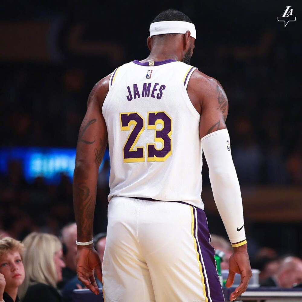 欧冠积分榜：阿森纳继续全胜领跑，拜仁3分之差位列第二（欧冠积分形势：阿森纳保持全胜稳居榜首，拜仁落后3分暂列第二）