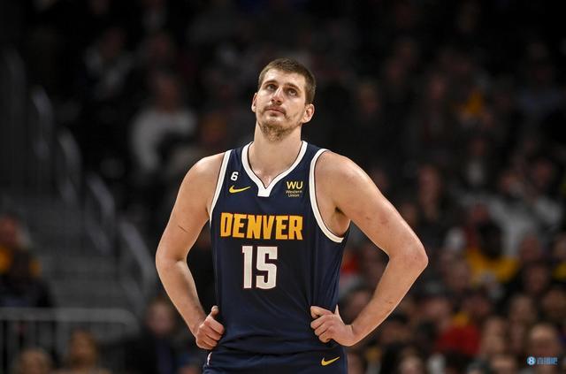 广西女孩超强球技燃爆全场（广西女生神级球技点燃全场）